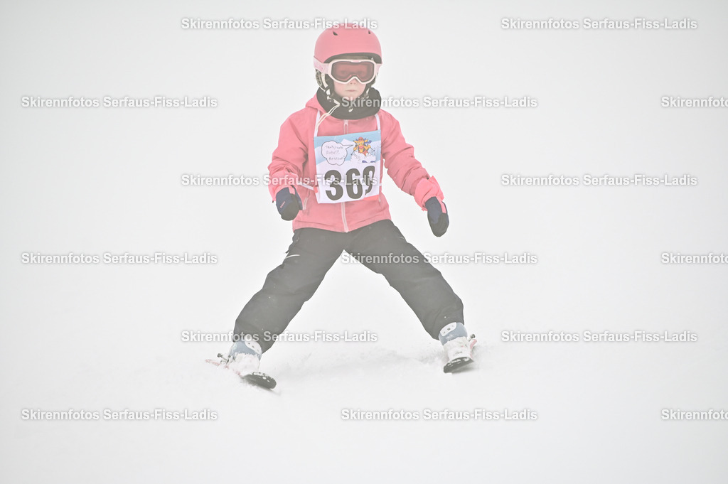 SRF_20.02.2026_0092 | Skirennfotos,Serfaus,Fiss,Ladis,Kinderskirennen,Winter,Tirol,Oberland,skirace,SFL,feelfree,weil wir's genießen,ski,Ski,skifahren,Sonnenplateau, - Realisiert mit Pictrs.com