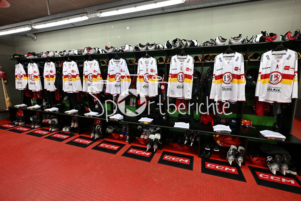 Augsburger Panther - Düsseldorfer EG | Die Mannschaftskabine der Duesseldorfer EG vor dem Gastspiel in Augsburg / Kartei der Not / DEL: Augsburger Panther - Düsseldorfer EG, Curt Frenzel Stadion am 13.12.2024