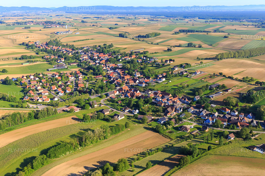 Luftbild: Dorfübersicht aus Südosten in Wintzenbach im Bundesland Bas-Rhin in Frankreich. – Foto: IMG_115035.jpg vom 01.06.2019 durch Werner Riehm/FLY-FOTO.de – Auflösung des Originals: 5472 x 3648 px