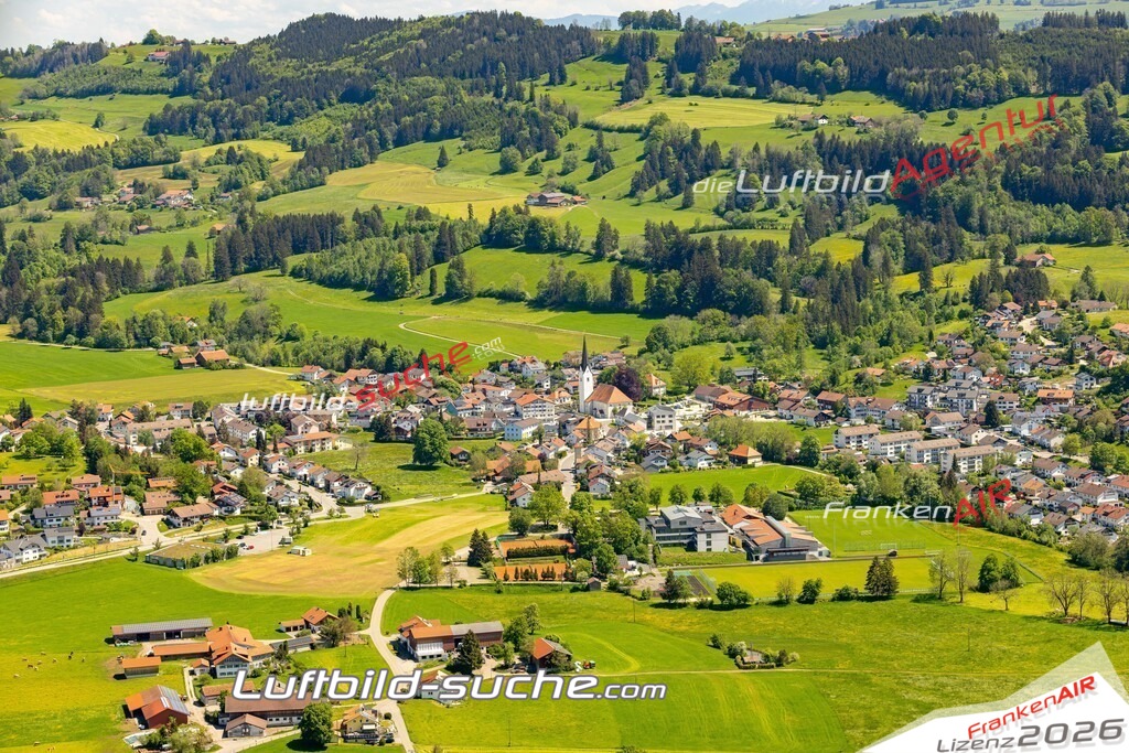Das Luftbild zeigt :  Sulzberg - Die Luftaufnahme wurde 2024 vom UL-Flugzeug aus erstellt ( keine Drohne ) - Hochauflösende Luftaufnahme - Für grossformatige Ausdrucke geeignet. Die Geschenkidee !Mit Lizenz und Bildrechte bestellbar