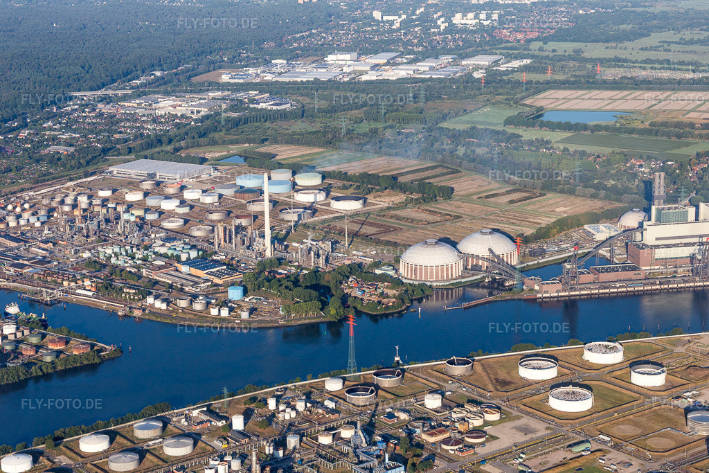 Luftbild: Tanks für Öl und Gas des Vattenfall Kraftwerk Moorburg an der alten Süderelbe im Ortsteil Moorburg in Hamburg im Bundesland Hamburg in Deutschland. Foto: IMG_110264.jpg vom 18.08.2018 durch Werner Riehm/FLY-FOTO.deVattenfall - Ihr Energieversorger für Ökostrom & Gas