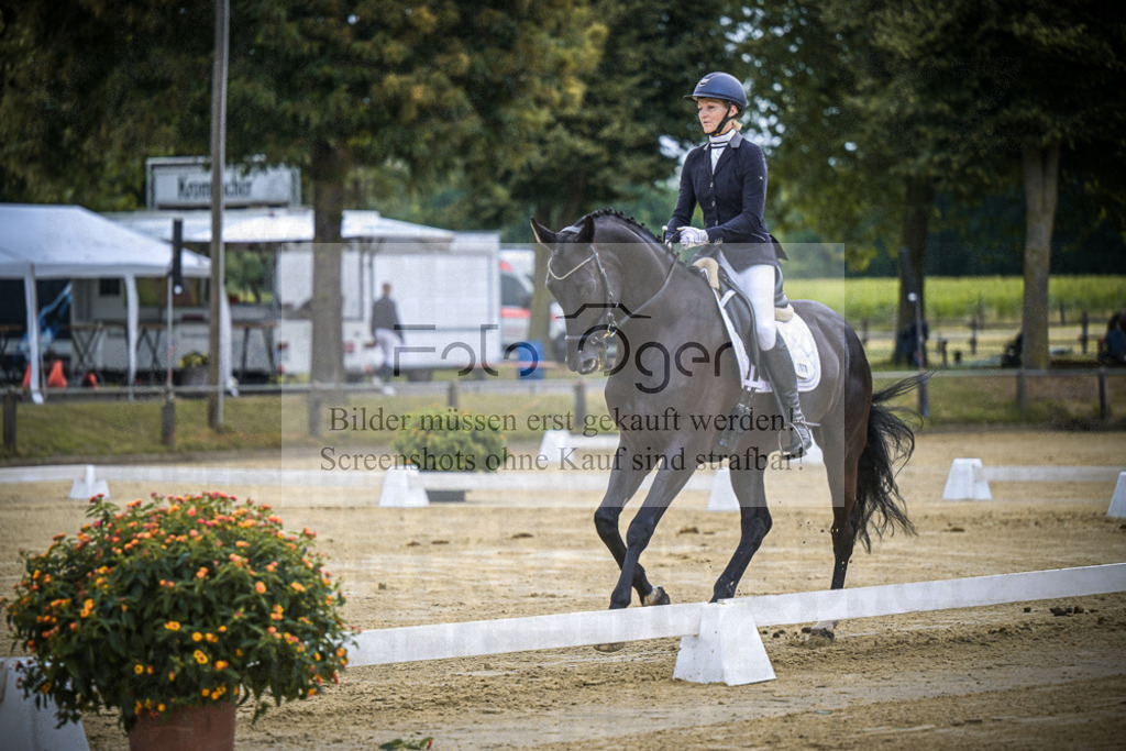 DOS_6110 | Entdecke hochwertige Reitturnierfotos von Foto Oger. Professionell, emotional und authentisch – jetzt Lieblingsmomente im Shop bestellen.Deutschlandweite Turnierfotografie. - Realisiert mit Pictrs.com