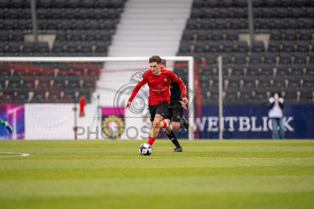SG Sonnenhof Grossaspach vs. FC 08 Homburg, Fussball, Regionalliga Suedwest, 26. Spieltag, 28.03.2026 | Luca Molinari (SG Sonnenhof Grossaspach, #21) am Ball,SG Sonnenhof Grossaspach vs. FC 08 Homburg, Fussball, Regionalliga Suedwest, 26. Spieltag, 28.03.2026