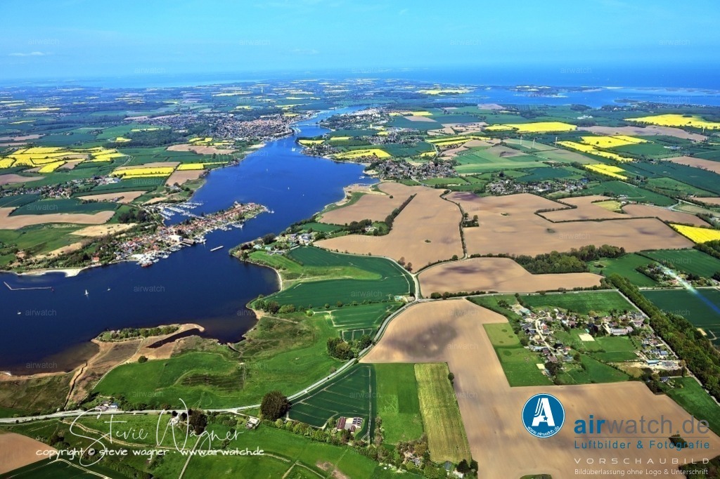 Luftbild Ostseefjord Schlei, Winnemark, Arnis, Kappeln, Karlsburg | Die Region war über Jahrhunderte von wechselnden Machtverhältnissen geprägt. So wurde 1260 das Land zwischen Eider und Schlei (Fræzlæt) an die Grafen von Holstein verpfändet, was die Einwanderung sächsischer Ritter und Bauern aus Holstein einleitete. In den Jahren 1410 bis 1435 kämpften Dänen und Holstengrafen um die Schleigrenze, wobei die Holstengrafen die „Likedeeler“, eine Seeräubergesellschaft, zur Hilfe riefen. Die alte Schleimündung wurde damals durch versenkte Schiffe versperrt, was die Schifffahrt jahrhundertelang störte.