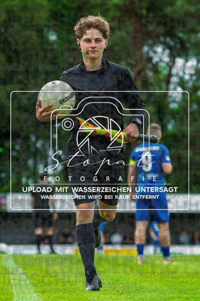 Landesliga Herren LG - TV Jahn Schneverdingen vs. MTV Eintracht Celle | Julian Ebel (Schiedsrichterassistent); Landesliga Herren LG - TV Jahn Schneverdingen vs. MTV Eintracht Celle am 06.06.2026 in Osterwaldstadion, Schneverdingen - Realisiert mit Pictrs.com