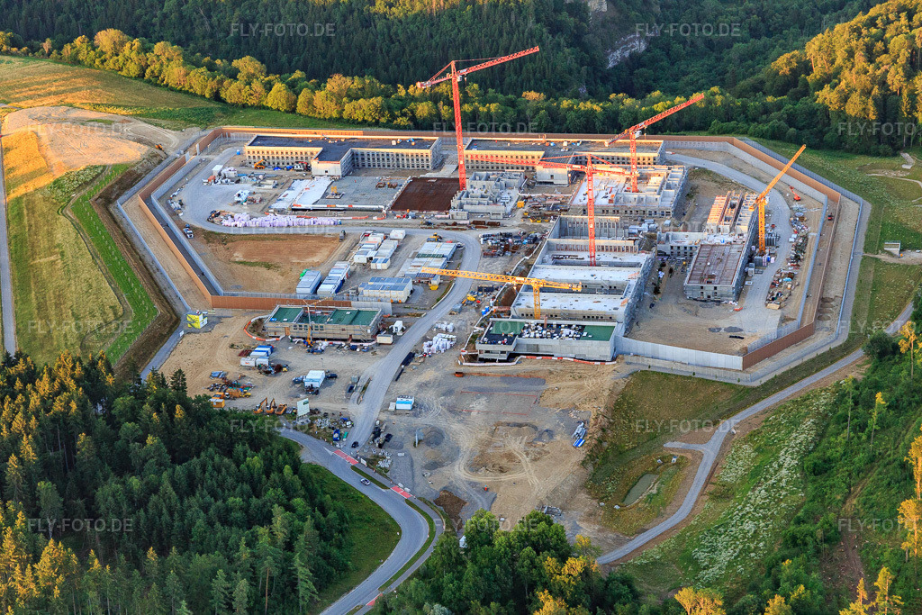 Luftbild: Baustelle für die neue Justizvollzugsanstalt Rottweil von Westen am Abend in Rottweil im Bundesland Baden-Württemberg in Deutschland. Foto: IMG_148779.jpg vom 27.06.2025 durch Werner Riehm/FLY-FOTO.deJVA Rottweil - Die Informations- und Diskussionsplattform zur neuen JVA in Rottweil am Esch