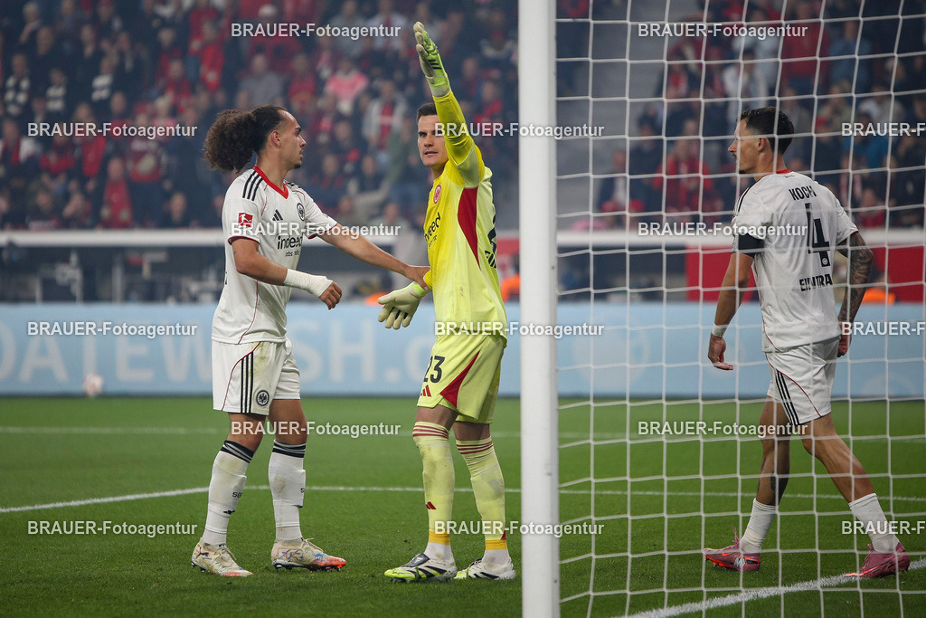 Bayer 04 Leverkusen vs Eintracht Frankfurt - Bundesliga  | Leverkusen, Deutschland, 12.09.25:   Michael Zetterer (Eintracht Frankfurt) gestikuliert, Gestik waehrend des Spiels der Bundesliga zwischen  Bayer 04 Leverkusen vs Eintracht Frankfurt in der BayArena(Foto von Brauer-Fotoagentur / Adrian Schlueter)