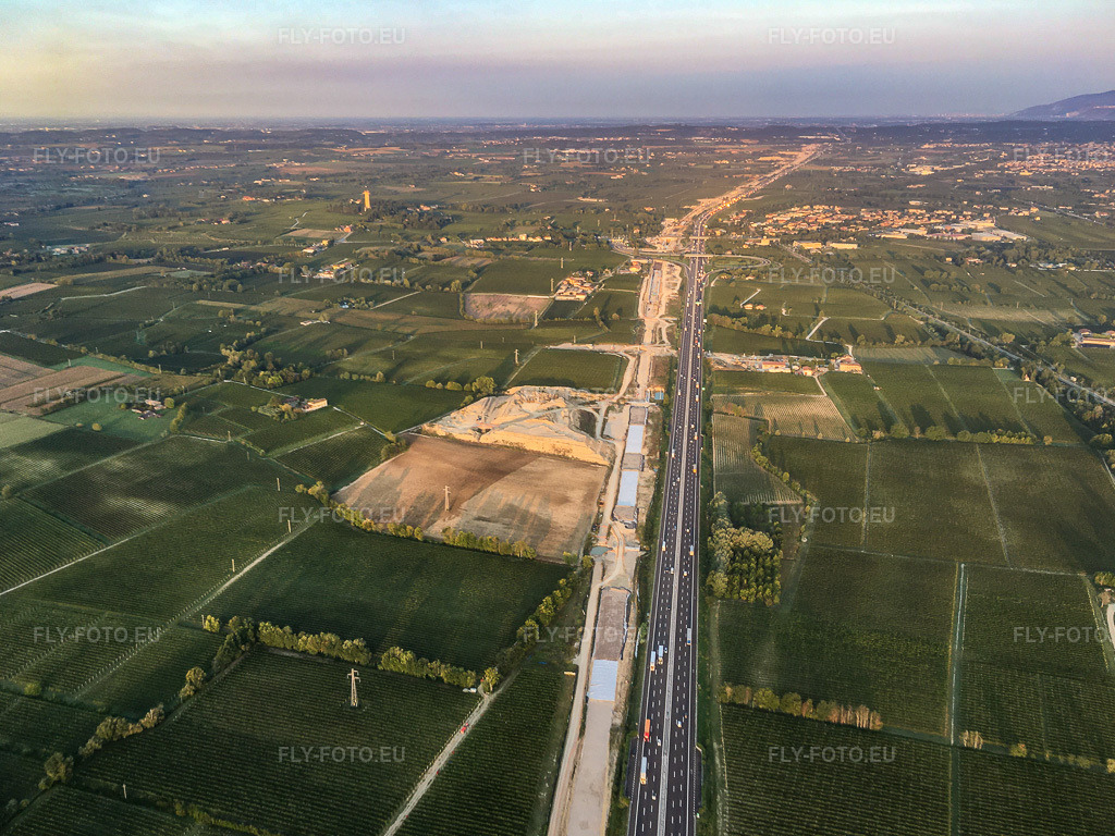 Pozzolengo dans le département Brescia, Italie. Photo: IMG-135002.jpg prise le 23/09/2022 par Werner Riehm/FLY-FOTO.eu – Résolution de l'original: 3939 x 2954 px