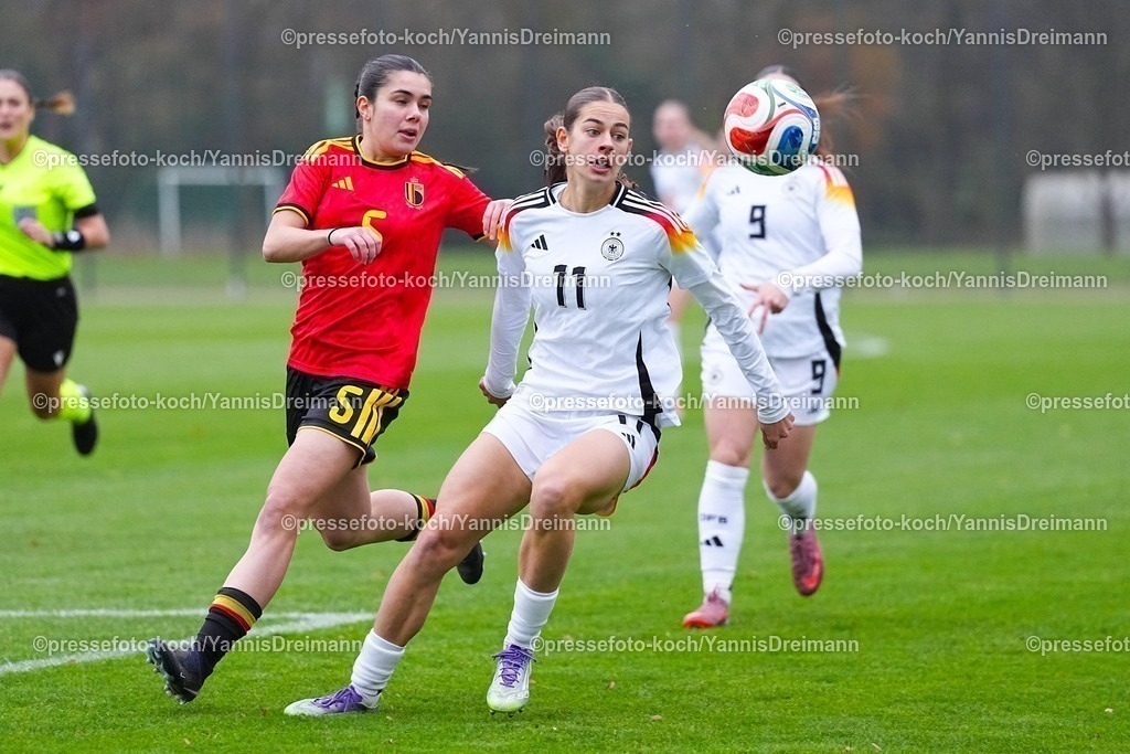 xYDRx26112501001 | 26.11.2025, xydrx, Fußball, Länderspiel, EM-Qualifikation U19-Frauen, Belgien - Deutschland, Sportschule Wedau: Free Vanneste (BEL #5) im Zweikampf gegen Leni Eggert (GER #11)
