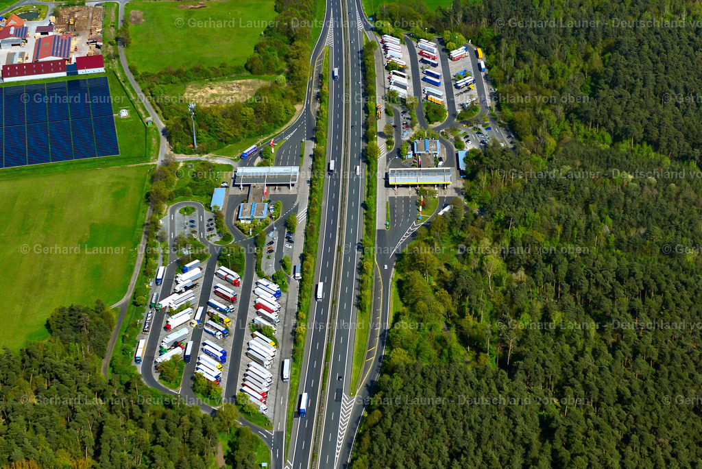 3600556 | KLEINLANGHEIM 02.05.2016 LKW- Abstellflächen an der Autobahn- Raststätte und Parkplatzfläche der Tank- und Rastanlage der BAB A3, Serways Raststätte Haidt Süd in Kleinlangheim im Bundesland Bayern, Deutschland. Weiterführende Informationen bei: Autobahn Tank & Rast Gruppe GmbH & Co. KG. // Lorries - parking spaces at the highway rest stop and parking of the BAB A 3, Serways Raststaette Haidt Sued in Kleinlangheim in the state Bavaria, Germany. Further information at: Autobahn Tank & Rast Gruppe GmbH & Co. KG. Foto: Gerhard Launer