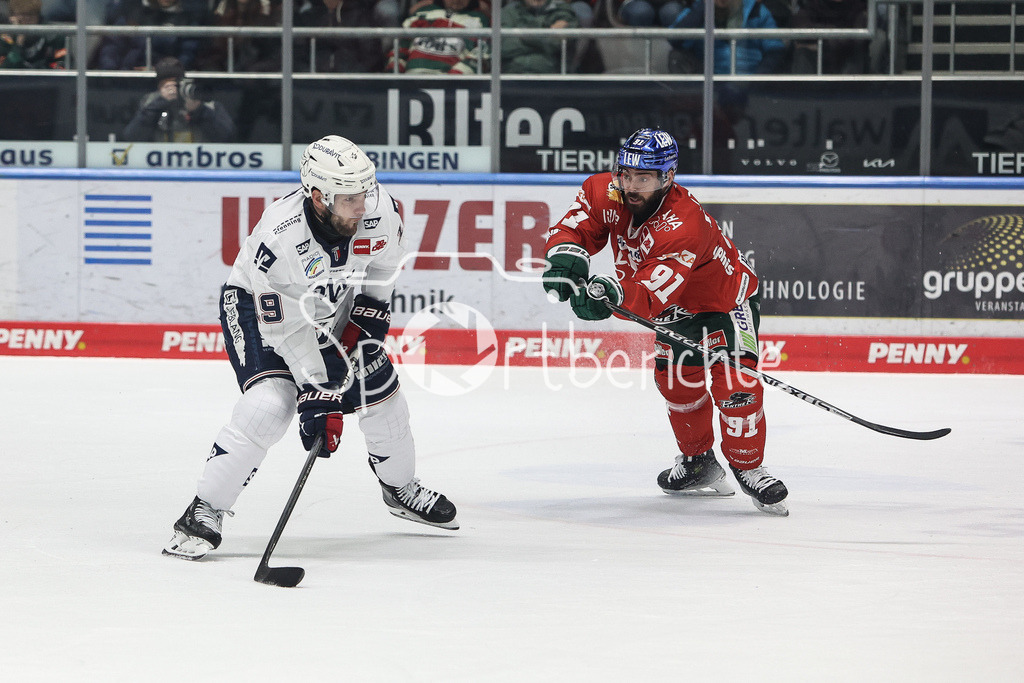 Augsburger Panther - Adler Mannheim | der Schuss von Linden VEY (MAN #19) kann von Luke ESPOSITO (AEV #91) nicht mehr geblockt werden