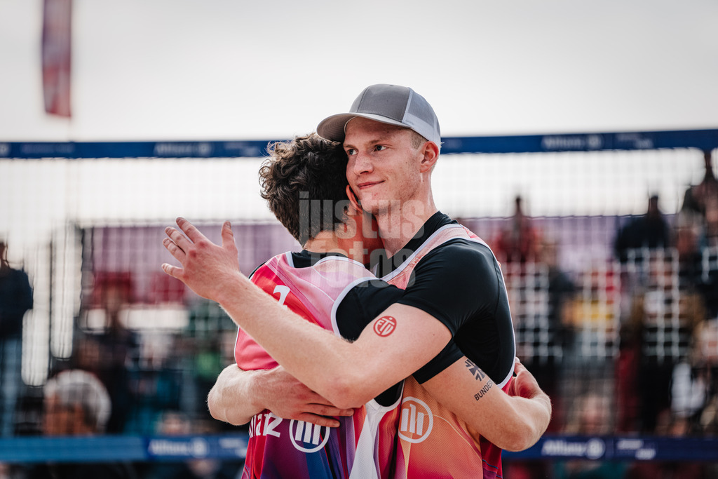 Beachvolleyball | Männer | German Beach Tour 2024 | Tourstop Bremen | 07.06.2024 | Philipp Huster (rechts) nimmt Lui Wüst (links) in den Arm