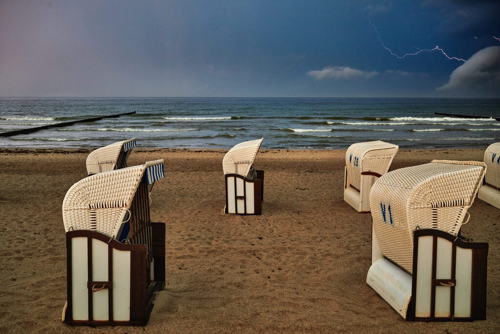CS-240503-3839-2 | Strandkörbe am Strand in Boltenhagen kurz vor einem Gewitter