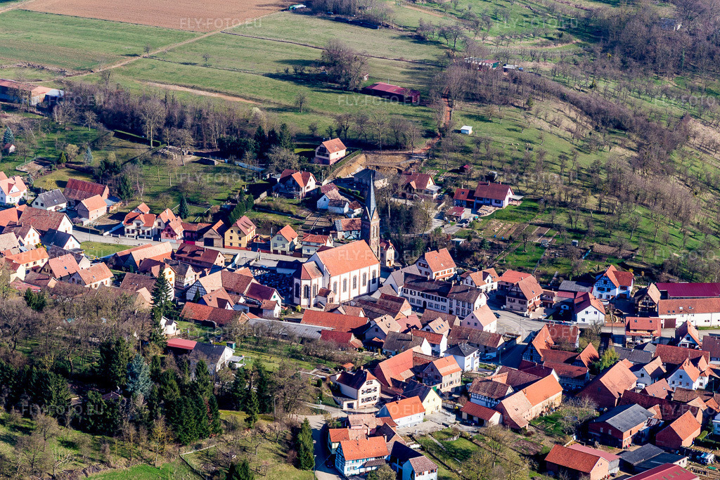 Vue aérienne: Église au centre du village à Ettendorf dans le département Bas Rhin, France. Photo: IMG_097513.jpg prise le 16/03/2017 par Werner Riehm/FLY-FOTO.eu – Résolution de l'original: 5059 x 3373 px