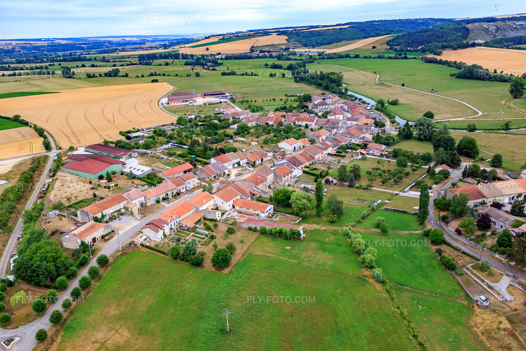 Aerial view: Rue Delle in Taillancourt in the state Meuse, France. – Photo: IMG_083581.jpg taken on 07/13/2015 by Werner Riehm/FLY-FOTO.com – Resolution of the original: 5472 x 3648 px
