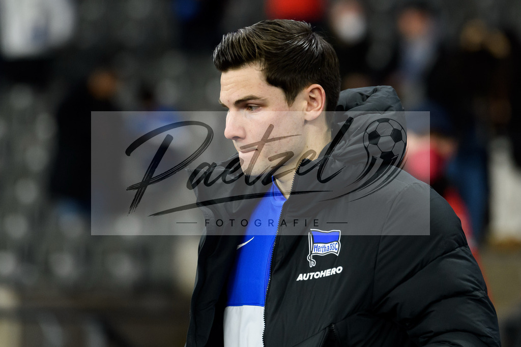 BSCFCB20220123_214 | Fussball, Herren: Jurgen Ekkelenkamp (Hertha BSC) schaut bei dem Spiel der 1. Bundesliga zwischen Hertha BSC und FC Bayern Muenchen im Olypiastadion am 23.01.2022 in Berlin, Deutschland.DFB / DFL REGULATIONS PROHIBIT ANY USE OF PHOTOGRAPHS AS IMAGE SEQUENCES AND/OR QUASI-VIDEO. - Realisiert mit Pictrs.com