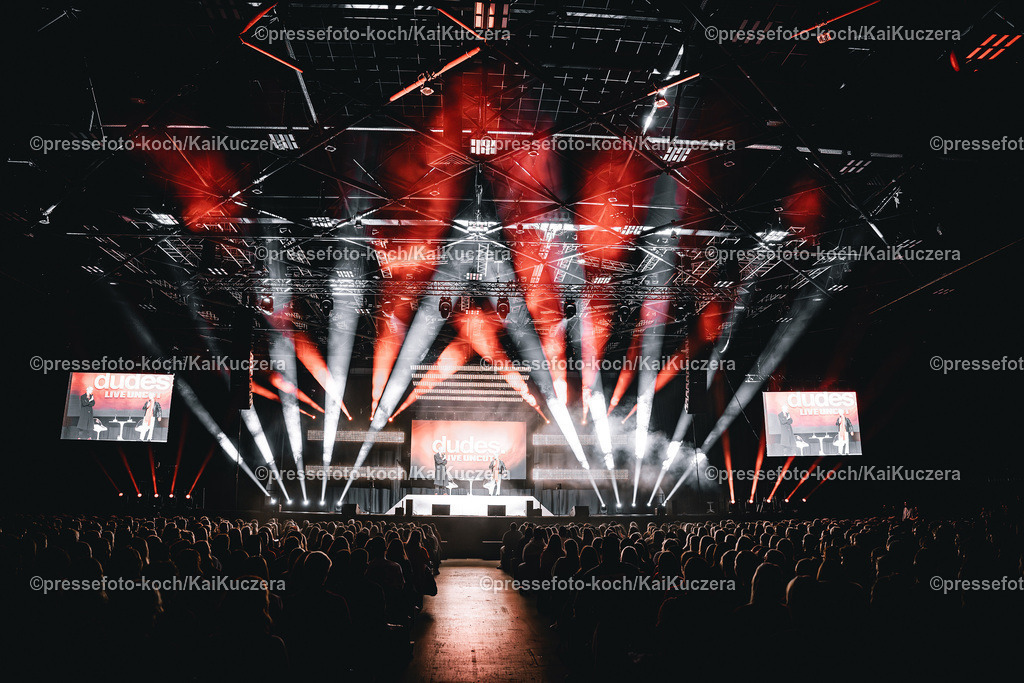 KKU16112401005 | 16.11.2024, xkkux, Düsseldorf, Mitsubishi Electric HALLE, Die Influencer Niklas van Lipzig und David Martin vom Podcast "Arm aber Sexy" performen bei ihrer Show dudes. LIVE UNCUT 2024