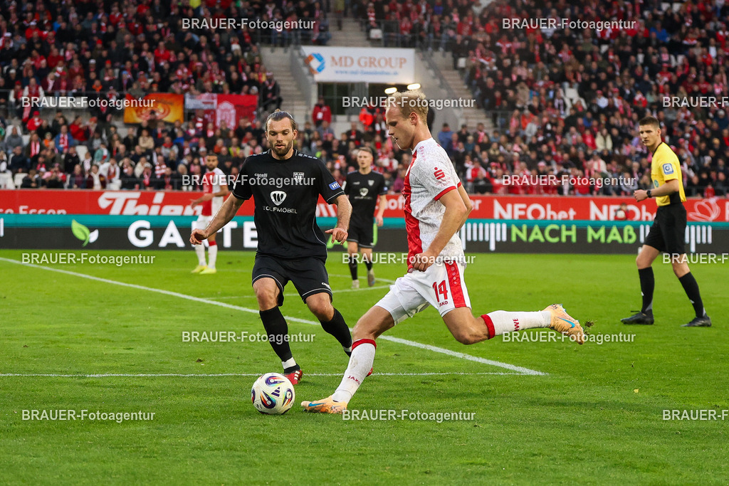 Rot-Weiss Essen - 1.Fc Schweinfurt | Essen, Deutschland, 02.11.2025 Lucas Brumme  (Rot-Weiss Essen) und Manuel Wintzheimer (1.FC Schweinfurt)  im Kampf um den Ballwährend des 3.Liga Spiels zwischen  Rot-Weiss Essen und 1.Fc Schweinfurt am 02.11.2025 im Stadion an der Hafenstraße in Essen. (Foto von Timo Bluhmki-Schmidt/Brauer Fotoagentur