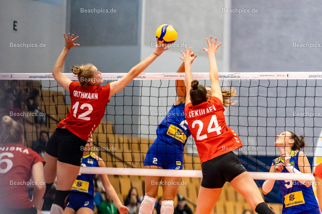 2022-00063291-Testspiel-Deutschland-Brasilien | Angriff Caroline GATTAZ #2 BRA gegen Hanna ORTHMANN #12 (Annahme-Außen) GER, Anastasia CEKULAEV #24 (Mittelblock) GER, 17.09.2022; Berlin Foto: Gerold Rebsch - www.beachpics.de
