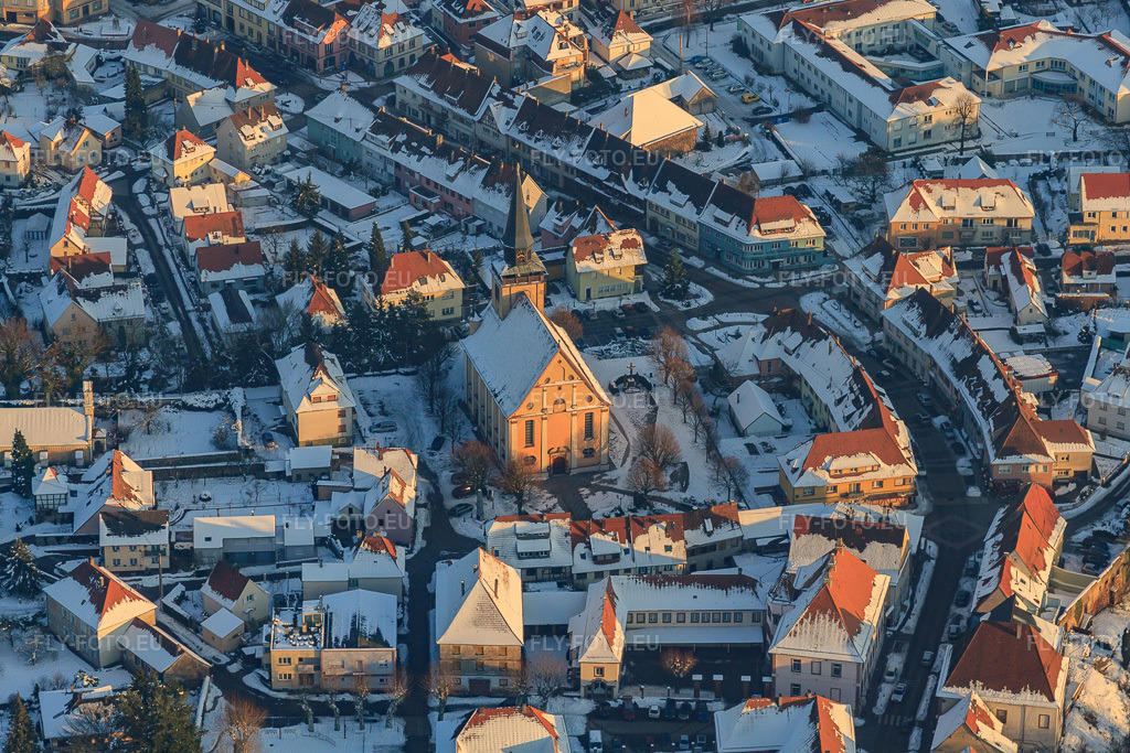 Vue aérienne: Église de la Trinité de Lauterbourg en hiver quand il y a de la neige à le quartier Neulauterburg in Lauterbourg dans le département Bas Rhin, France.Photo: IMG_36700.jpg prise le 05/01/2011 par Werner Riehm/FLY-FOTO.euRésolution de l'original: 4752 x 3168 px