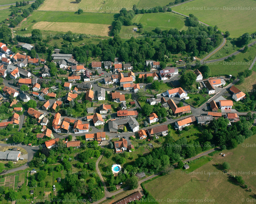 2615851 | MICHELBACH 09.06.2006 Ortsansicht am Rande von landwirtschaftlichen Feldern und Nutzflächen  in Michelbach im Bundesland Hessen, Deutschland // Village view on the edge of agricultural fields and land  in Michelbach in the state Hesse, Germany Foto: Gerhard Launer
