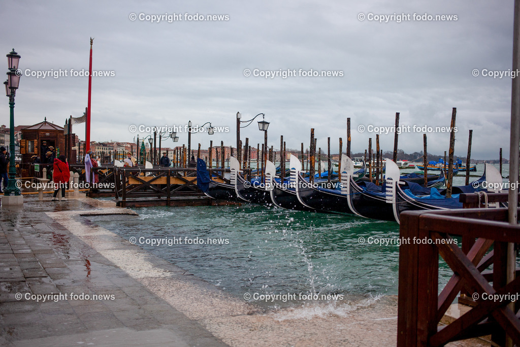 Venedig_ Stadtansichten_ Karneval_ 12.02.2024-6 | 12.02.2024, Italien, ITA, Venetien, Venedig, im Bild Venedig, Stadtansichten, Touristen, Reisefeature, Karneval, Masken, maskiert, venezianisch, Reise, Venedig, Venezia, Venetien, Stadtansicht, Campanile, Canale Grande, Markusplatz, Markuskirche, Touristen, Gondel, Gondolere, Faehre, Motorboot, Wassertaxi, Vaporetto, Adria, Lagune, Pfahlbauten, Bruecke, Rialtobruecke, La Gondola, Dogenpalast, Italien, Hochwasser, Creativ, Kreativ