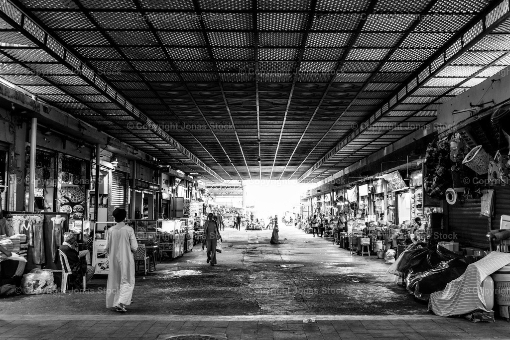The Souk b/w | One of many Souks (markets for literally everything) in Agadir, Morocco.  - Realisiert mit Pictrs.com