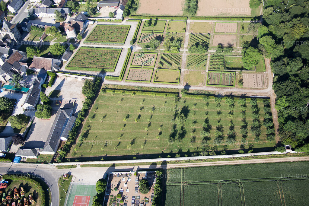 Vue aérienne: Vue de la ville à Talcy dans le département Loir et Cher, France. Photo: IMG_082199.jpg prise le 20/06/2015 par Werner Riehm/FLY-FOTO.euRésolution de l'original: 5472 x 3648 px