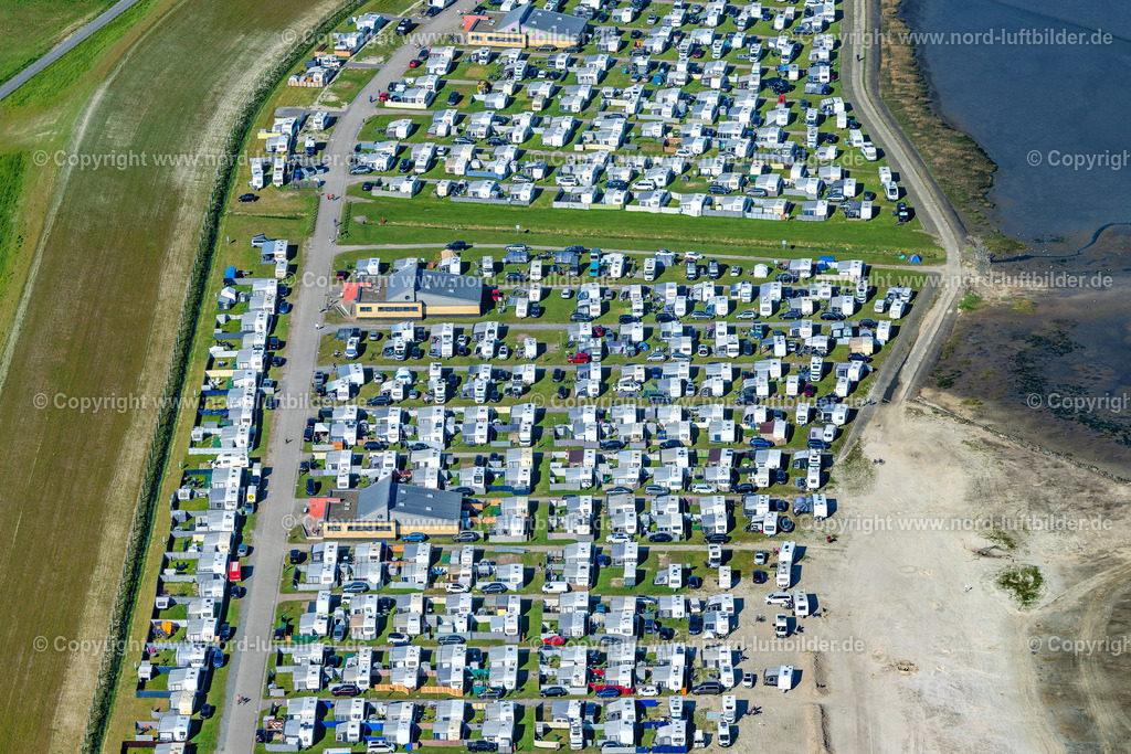 Bensersiel_Campingplatz_ELS_5016190523 | BENSERSIEL 19.05.2023 Wohnwagen und Wohnmobile auf dem Wohnmobilstellplatz an der Straße Am Strand in Bensersiel im Bundesland Niedersachsen, Deutschland. // Caravans and RVs on the RV site on street Am Strand in Bensersiel in the state Lower Saxony, Germany. Foto: Martin Elsen