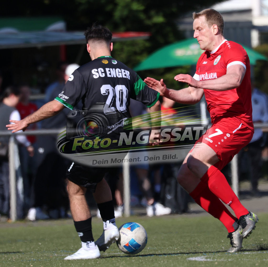 Bünder SV - SC Enger | Auf dem Bild zu sehen: rot Bünder SV: Volkmar Vöge ; schwarz SC Enger: Robin Simsek Bünder SV, SC Enger, Saison 25/26, Kreisliga A, Bünde, Deutschland - Realisiert mit Pictrs.com