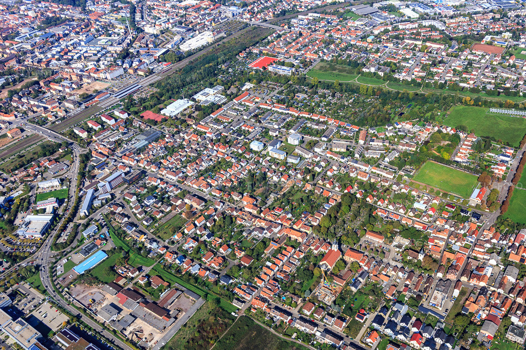Luftbild: Ortsansicht von Süden im Ortsteil Queichheim in Landau im Bundesland Rheinland-Pfalz in Deutschland. Foto: IMG_135088.jpg vom 30.09.2022 durch Werner Riehm/FLY-FOTO.de