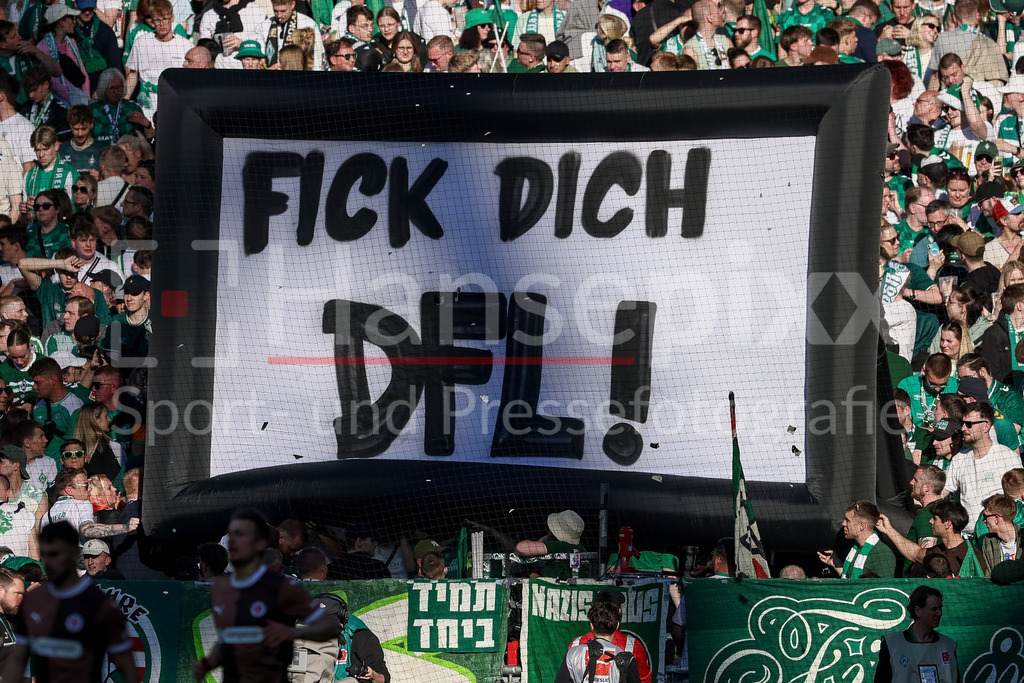 Fussball, Bundesliga, SV Werder Bremen - FC St. Pauli | Die Fans des SV Werder Bremen zeigen ein Transparent mit der Aufschrift Fick Dich DFL, Spruchband um gegen die Anstoßzeiten zu protestieren, Protest, DIE DFL-RICHTLINIEN UNTERSAGEN JEGLICHE NUTZUNG VON FOTOS ALS SEQUENZBILDER UND/ODER VIDEOÄHNLICHE FOTOSTRECKEN. DFL REGULATIONS PROHIBIT ANY USE OF PHOTOGRAPHS AS IMAGE SEQUENCES AND/OR QUASI-VIDEO.