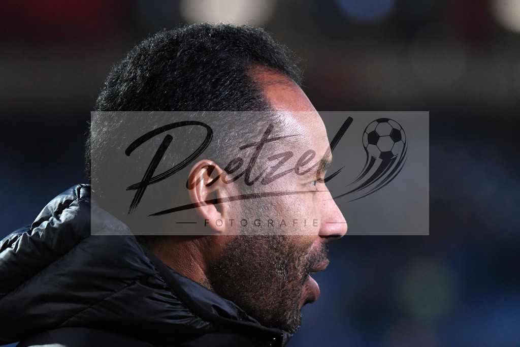 20200221_OSNAUE_0002 | Fussball, Herren: Trainer Daniel Thioune (VfL Osnabrueck) schaut bei dem Spiel der 2. Bundesliga zwischen VfL Osnabrueck und FC Erzgebirge Aue im Stadion an der Bremer Bruecke am 21.02.2020 in Osnabrueck, Deutschland.DFB / DFL REGULATIONS PROHIBIT ANY USE OF PHOTOGRAPHS AS IMAGE SEQUENCES AND/OR QUASI-VIDEO. - Realisiert mit Pictrs.com