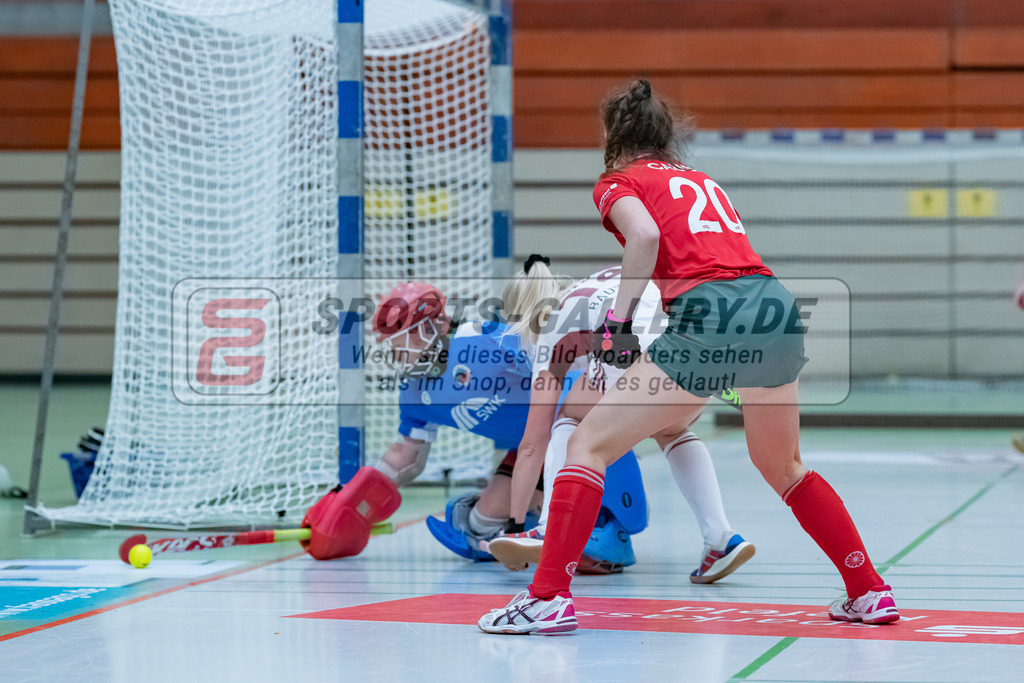 HK_20230122_103072 | 1. Bundesliga ( Halle ) Damen Crefelder HTC - Rot-Weiss Köln am 22.1.2023 Crefelder HTC  ( CHTC ) Halle Glockenspitz , Krefeld , Causin Anna-Sopie ( Crefelder HTC #20 ) , Sonja Thüner Torfrau ( Crefelder HTc #1 )