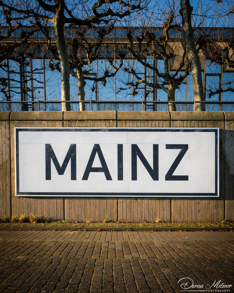 Das "Mainz"-Schild am Mainzer Rheinufer | Das "Mainz"-Schild am Mainzer Rheinufer