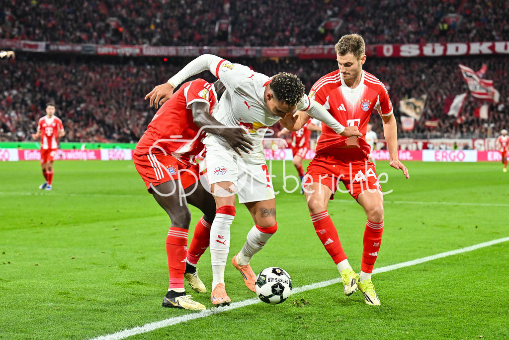FC Bayern München - RB Leipzig | MUNICH, GERMANY - 11. FEBRUARY: im Duell Dayot UPAMECANO (FC Bayern Munich 2) und Antonio Eromonsele Nordby NUSA (RB Leipzig 7) und Josip STANISIC (FC Bayern Munich 44) während dem Spiel zwischen dem FC Bayern München und RB Leipzig beim Viertelfinale des DFB-Pokales in der Allianz Arena