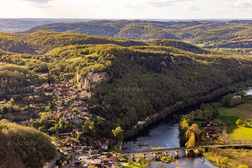 Vue aérienne: Château de Castelnaud-la-Chapelle au-dessus du pont de la Dordogne à Castelnaud-la-Chapelle dans le département Dordogne, France. Photo: IMG_113470.jpg prise le 16/04/2019 par Werner Riehm/FLY-FOTO.eu – Résolution de l'original: 5315 x 3543 px