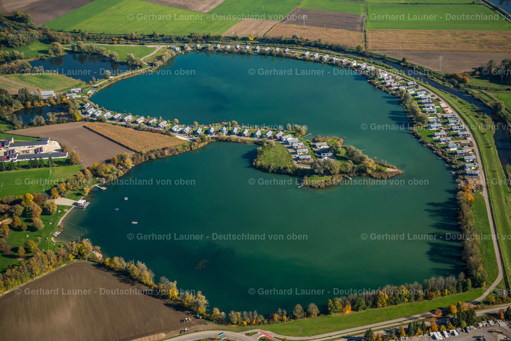 3704914 | ERBACH 16.10.2017 Uferbereiche am Seegebiet des Erbacher Baggersee mit der Landzunge und der Straße Inselweg in Erbach im Bundesland Baden-Württemberg, Deutschland. // Riparian areas on the lake area of Erbacher Baggersee with of Landzunge and the Strasse Inselweg in Erbach in the state Baden-Wuerttemberg, Germany. Foto: Gerhard Launer