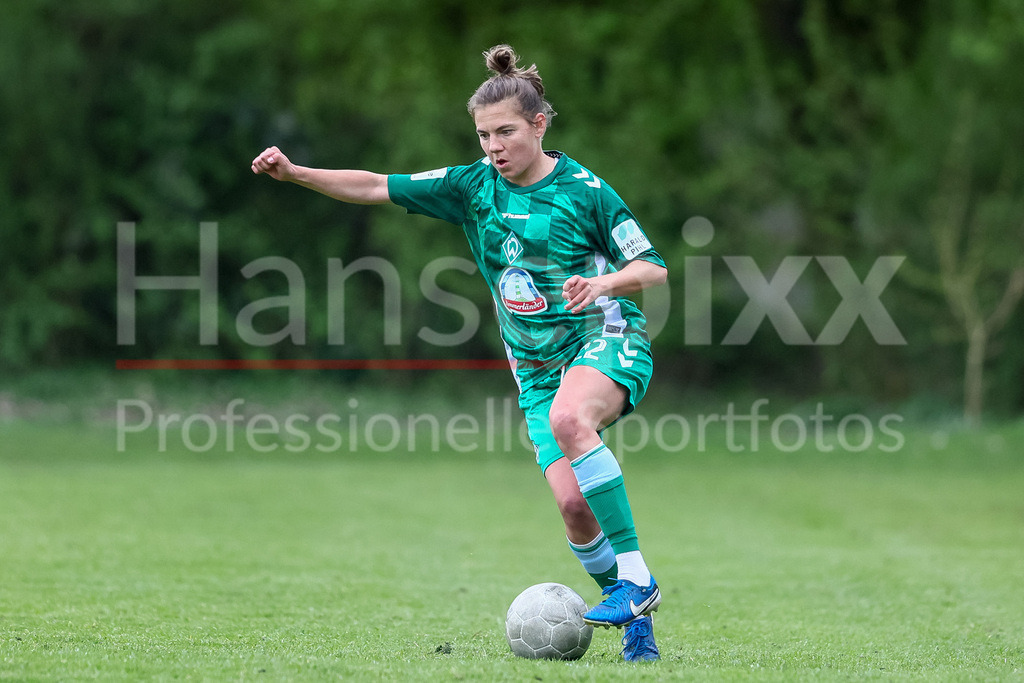 Fussball, Testspiel Frauen, ATS Buntentor - SV Werder Bremen | v.li.: Rieke Dieckmann (SV Werder Bremen, 22) am Ball, Freisteller, Einzelbild, Ganzkörper, Aktion, Action, Spielszene