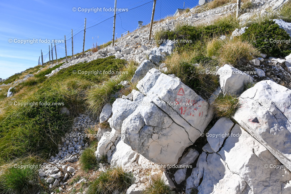 Kroatien_ Biokovo Naturpark_ 13.10.2023-37 | 13.10.2023, Kroatien, HRV, Naturpark Biokovo im Bild Naturpark Biokovo, Skywalk, Sv. Jure, St. George

Der Park erstreckt sich über eine Flaeche von 19.550 Hektar und umfasst einen circa 30 km langen und bis zu 7 km breiten, sich in nordwestlich-suedoestlicher Richtung erstreckenden Teil des Biokovo-Gebirges von Dubci bis nach Gornja Igrane. Er umfasst das Teilgebiete der Staedte Makarska und Vrgorac sowie der Gemeinden Baška Voda, Brela, Podgora, Šestanovac, Tučepi, Zadvarje und Zagvozd. Der Park liegt auf einer Hoehe von 200 bis 1762 m. i. J.; der Sveti Jure (Heiliger Georg) als hoechster Berg des Parks ist zugleich der zweithoechste Gipfel in Kroatien.
Quelle: Wikipedia