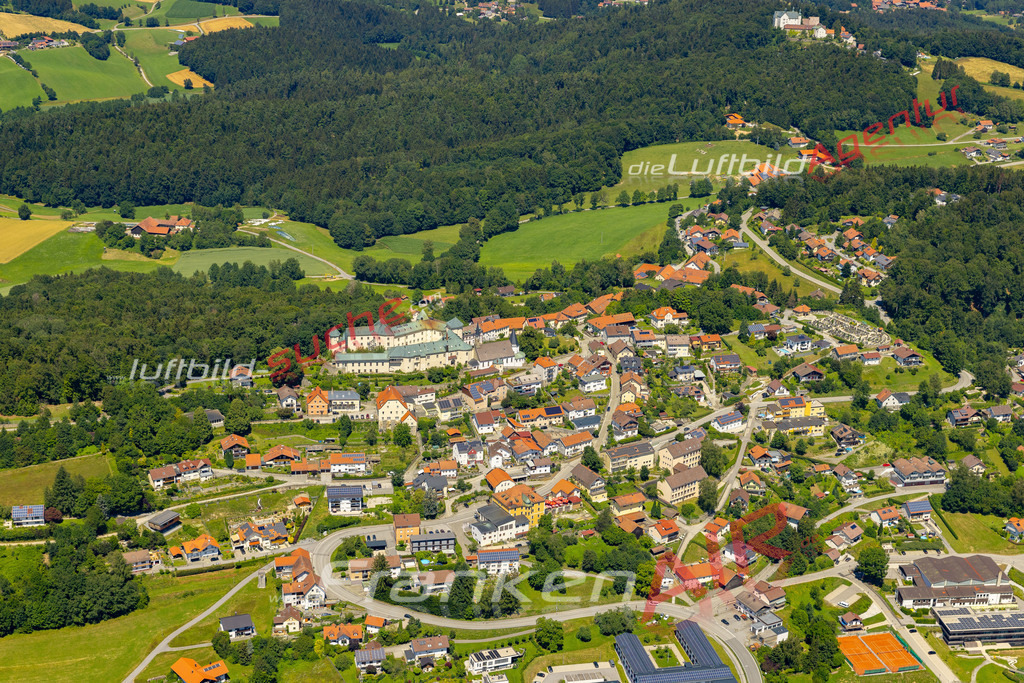 Aktuelles Luftbild von  Fürstenstein - Die Luftaufnahme wurde 2022 mittels UL-Flugzeug erstellt ( keine Drohne ) - hochauflösende Kamera-Systeme von  Canon -Beste Qualität - Für grossformatige Ausdrucke geeignet. Die Geschenkidee !