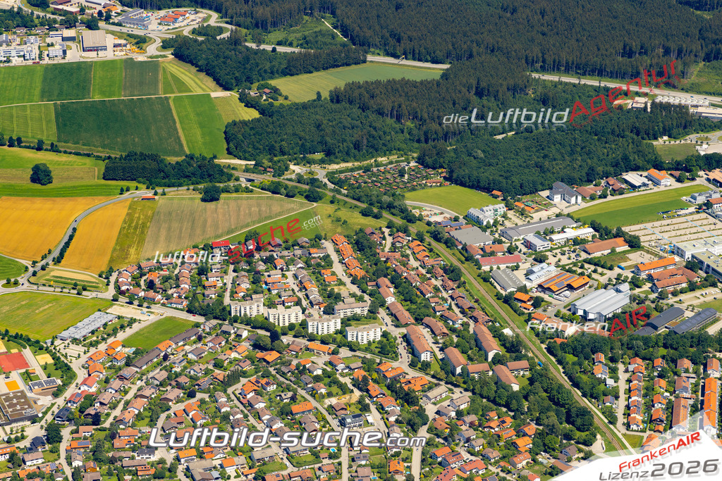 Aktuelles Luftbild von  Holzkirchen - Die Luftaufnahme wurde 2022 mittels UL-Flugzeug erstellt ( keine Drohne ) - hochauflösende Kamera-Systeme von  Canon -Beste Qualität - Für grossformatige Ausdrucke geeignet. Die Geschenkidee !