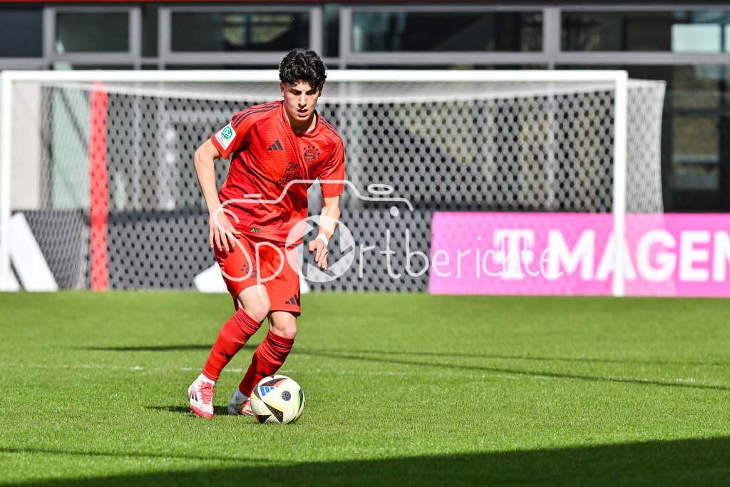 FC Bayern München U19 - 1. FC Köln U19 | am Ball Deniz OFLI (FCB #3) / Einzelfoto / Freisteller / A-Junioren Bundesliga: FC Bayern Muenchen U19 - 1. FC Koeln U19, FC Bayern Campus am 09.03.2025