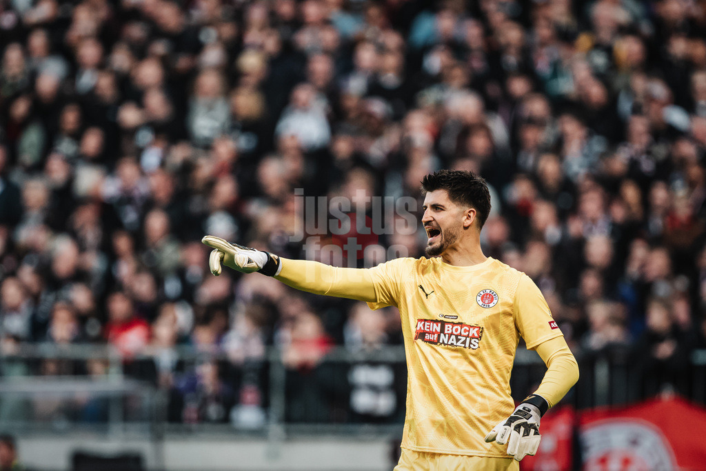 Fußball | Männer | Saison 2025/2026  | Fußball-Bundesliga | 27. Spieltag | FC St. Pauli vs. SC Freiburg | 22.04.2026 | Nikola Vasilj (#22, FC St. Pauli) gibt Anweisungen