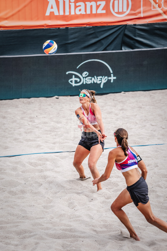 Beachvolleyball | Frauen | Allianz German Beach Tour 2024 | Tourstop Kühlungsborn 2 | 16.08.2024 | Isabel Schneider nimmt den Ball an