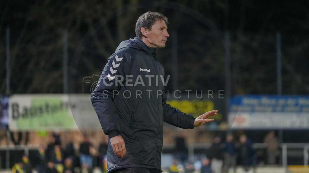 Fußball, Herren, Saison 2025/2026, Regionalliga Nordost, 17. Spieltag, FSV 63 Luckenwalde vs. ZFC Meuselwitz, Freitag 28.11.2025, Werner-Seelenbinder-Stadion Luckenwalde, | Fußball, Herren, Saison 2025/2026, Regionalliga Nordost, 17. Spieltag, FSV 63 Luckenwalde vs. ZFC Meuselwitz, Freitag 28.11.2025, Werner-Seelenbinder-Stadion Luckenwalde, Im Bild: Georg-Martin Leopold (Trainer Meuselwitz) - Realisiert mit Pictrs.com