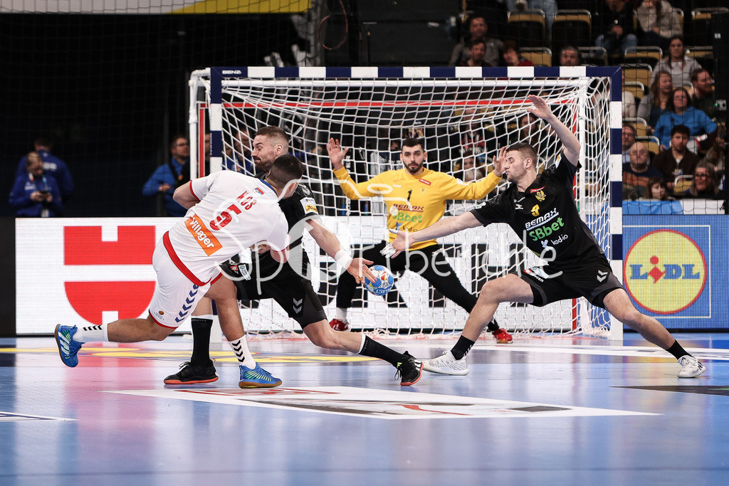 Serbien - Montenegro | Milos KOS (SRB #5) versucht sich aus der zweiten Reihe / Wurf auf das Tor / Ball