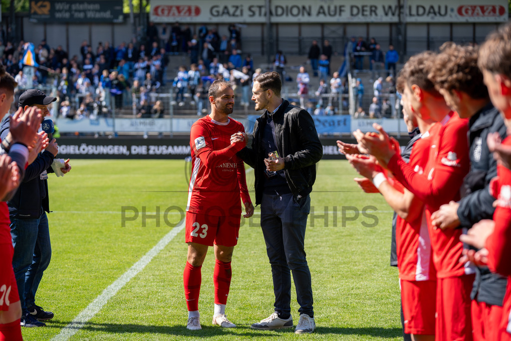 Stuttgarter Kickers vs. SG Sonnenhof Großaspach, Fussball, Regionalliga Suedwest, 34. Spieltag, 16.05.2026 | Fabian Eisele (SG Sonnenhof Großaspach, #23) bekommt die Torjägerkanonen/Torjaegerkanone überreicht/ueberreicht,Stuttgarter Kickers vs. SG Sonnenhof Großaspach, Fussball, Regionalliga Suedwest, 34. Spieltag, 16.05.2026