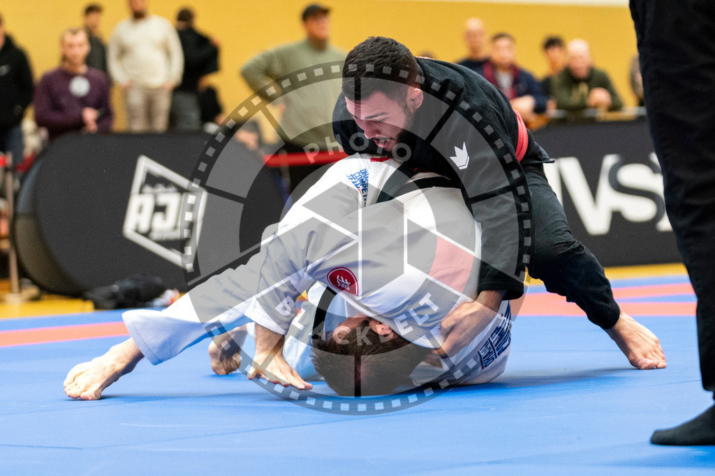 20231118PBB10469 | Fighters compete during the AJP Tour 600 Frankfurt Championship in Frankfurt/Main, Germany, on November 18, 2023.