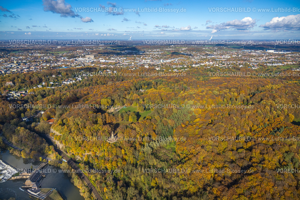Witten231101153 | Luftbild, Naherholungsgebiet Hohenstein, Wasserwerk Hohenstein am Fluss Ruhr und das Bergerdenkmal im herbstlichen Wald in leuchtenden Herbstfarben, Blick nach Witten mit Fernsicht und blauem Himmel, links das Rathaus, Witten, Ruhrgebiet, Nordrhein-Westfalen, Deutschland